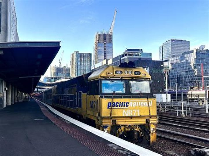Can you eat on trains in Melbourne?