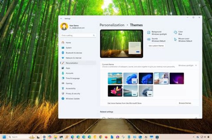 How do I get the black theme on Windows 10?