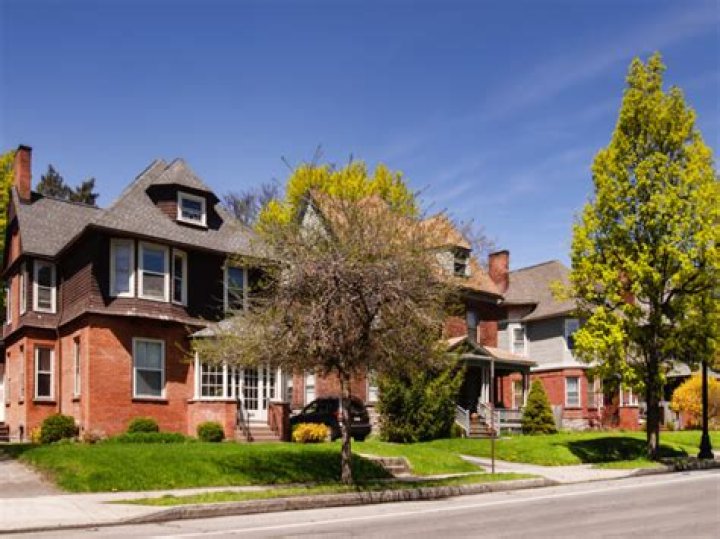 How do real estate auctions work?