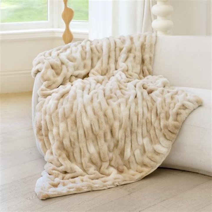 How do you make a faux fur blanket?