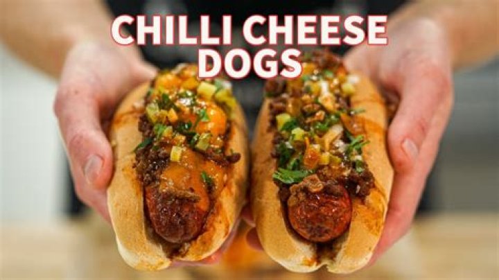 How do you make chili dogs on the stove?