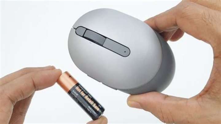 How do you replace the battery in a Dell mouse?