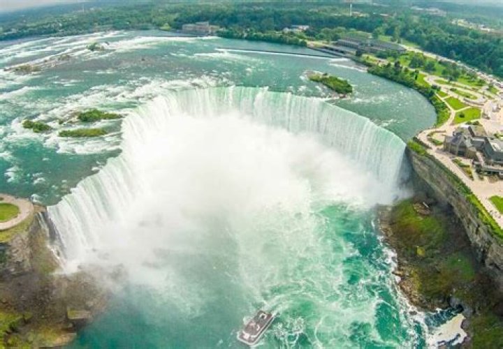 How far is Massachusetts from Niagara Falls?