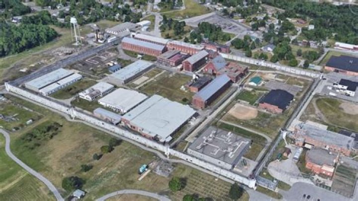 How many prisons are in Connecticut?