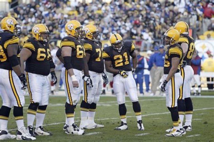 How much do officials make in the NFL?
