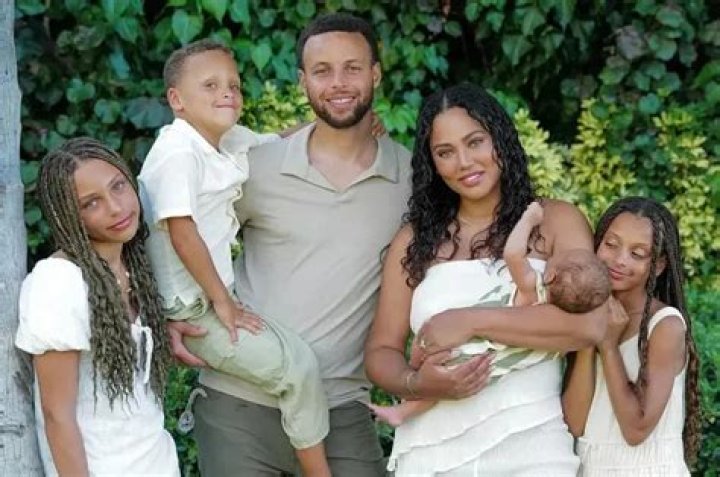 How much kids do Steph Curry have?